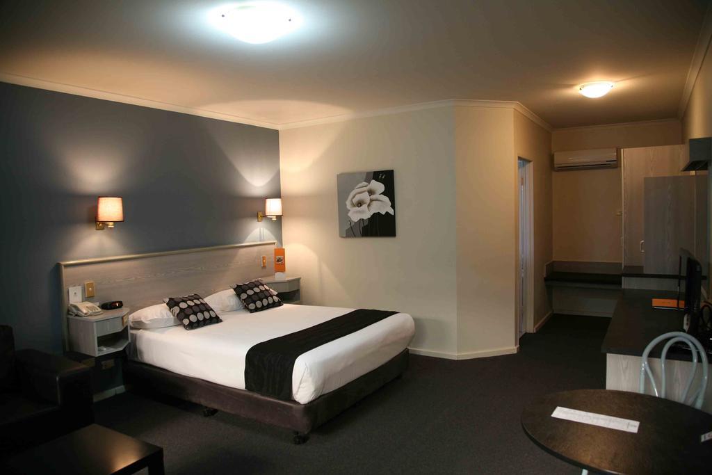 Ibis Styles Adelaide Manor Motel Room photo